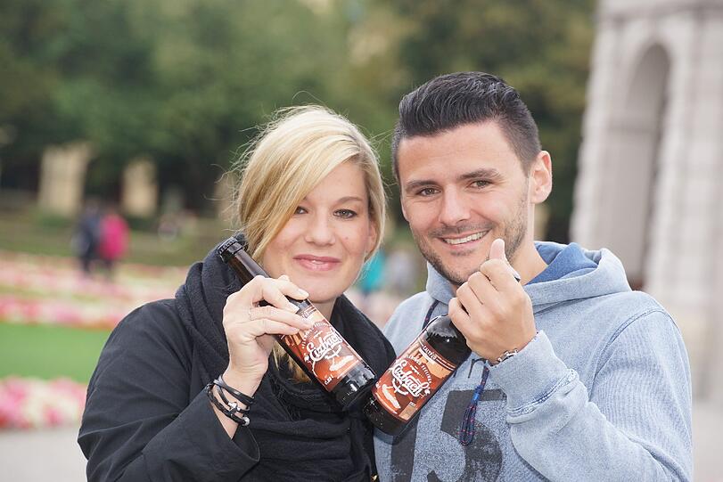 Prost: Eizbach-Erfinder Manuel und Freundin Stefanie stoßen auf den Erfolg der Limo an.