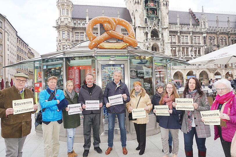 Sie sind für die Sonntagsöffnung (v.l.): Wolfgang Fischer von City-Partner und die Souvenir-Händler Sonja Zollner, Peter Stücken, Günter Malescha, Hannelore Matzner, Verkäuferin Miren, Alina Russnak, Daniela Russnak und Renate von Hausen.