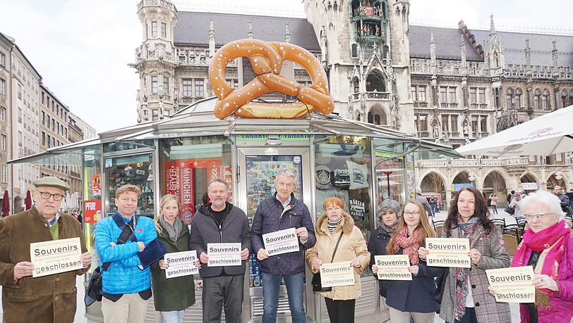 Sie sind für die Sonntagsöffnung (v.l.): Wolfgang Fischer von City-Partner und die Souvenir-Händler Sonja Zollner, Peter Stücken, Günter Malescha, Hannelore Matzner, Verkäuferin Miren, Alina Russnak, Daniela Russnak und Renate von Hausen. Sie sind für die Sonntagsöffnung (v.l.): Wolfgang Fischer von City-Partner und die Souvenir-Händler Sonja Zollner, Peter Stücken, Günter Malescha, Hannelore Matzner, Verkäuferin Miren, Alina Russnak, Daniela Russnak und Renate von Hausen.