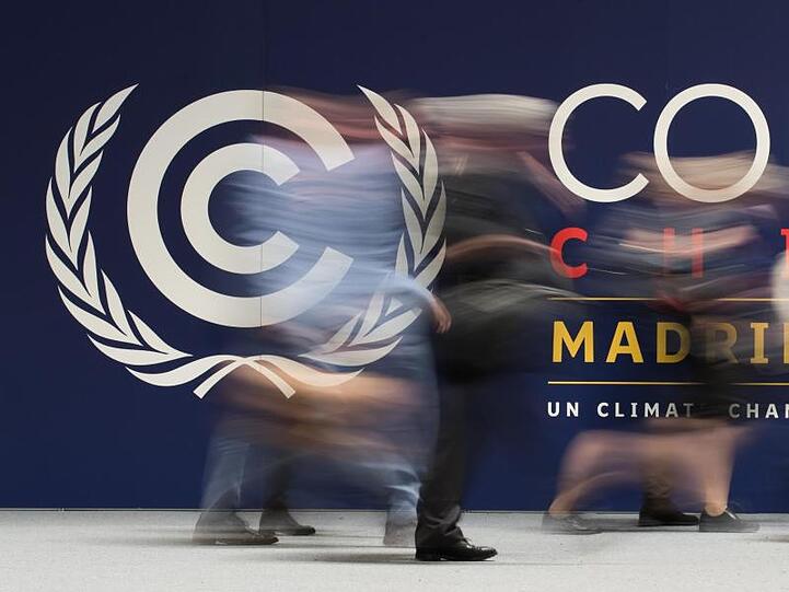 Banner der 25. UN-Klimakonferenz: Zuletzt waren noch zentrale Streitpunkte der Verhandlungen der 196 Staaten und der EU ungelöst.