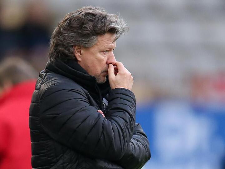 Trainer Jeff Saibene fasst sich an die Nase. Foto: Friso Gentsch/Archivbild