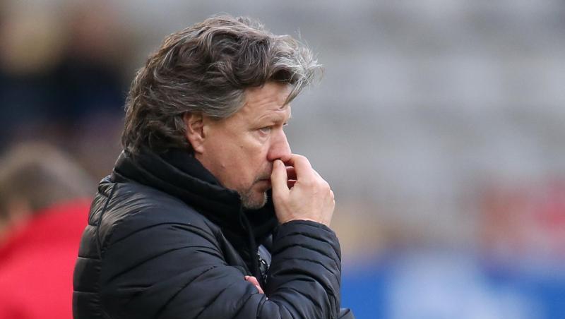 Trainer Jeff Saibene fasst sich an die Nase. Foto: Friso Gentsch/Archivbild