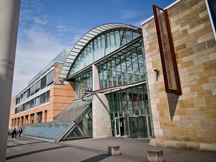 Blick auf den Eingangsbereich des Germanischen Nationalmuseums (GNM) in Nürnberg. Foto: Daniel Karmann/Archivbild