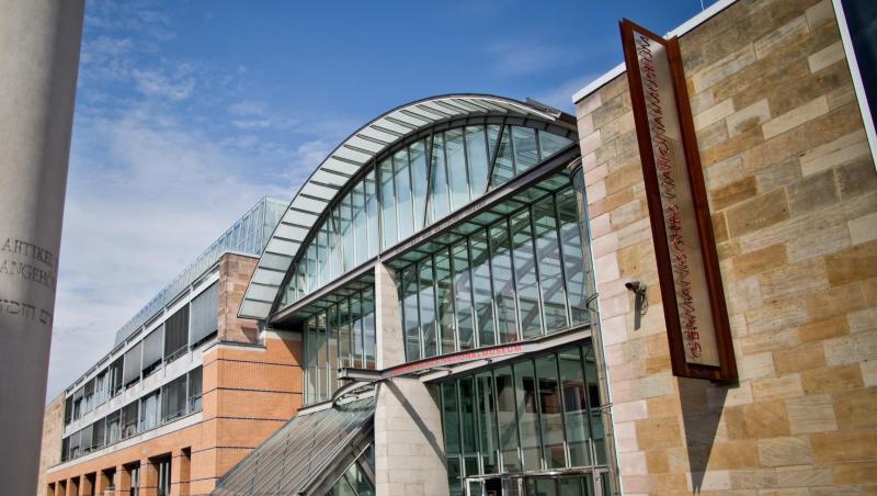 Blick auf den Eingangsbereich des Germanischen Nationalmuseums (GNM) in Nürnberg. Foto: Daniel Karmann/Archivbild Blick auf den Eingangsbereich des Germanischen Nationalmuseums (GNM) in Nürnberg. Foto: Daniel Karmann/Archivbild