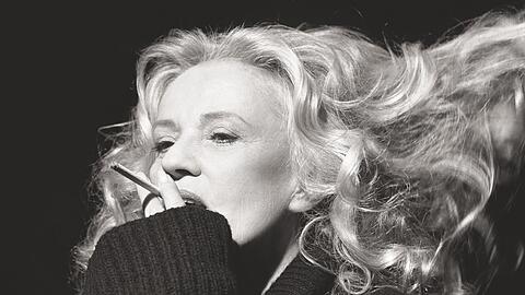 Tolle Mähne und natürlich eine Zigarette: Porträtspezialistin Brigitte Lacombe blickt hier auf ihre Landsfrau Jeanne Moreau, 1996 in New York.