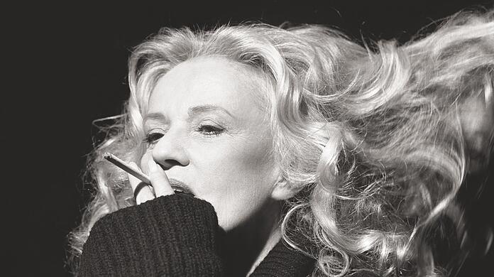 Tolle Mähne und natürlich eine Zigarette: Porträtspezialistin Brigitte Lacombe blickt hier auf ihre Landsfrau Jeanne Moreau, 1996 in New York.