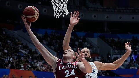 Frankreichs Basketballer um Rudy Gobert (r) haben bei der Weltmeisterschaft enttäuscht.