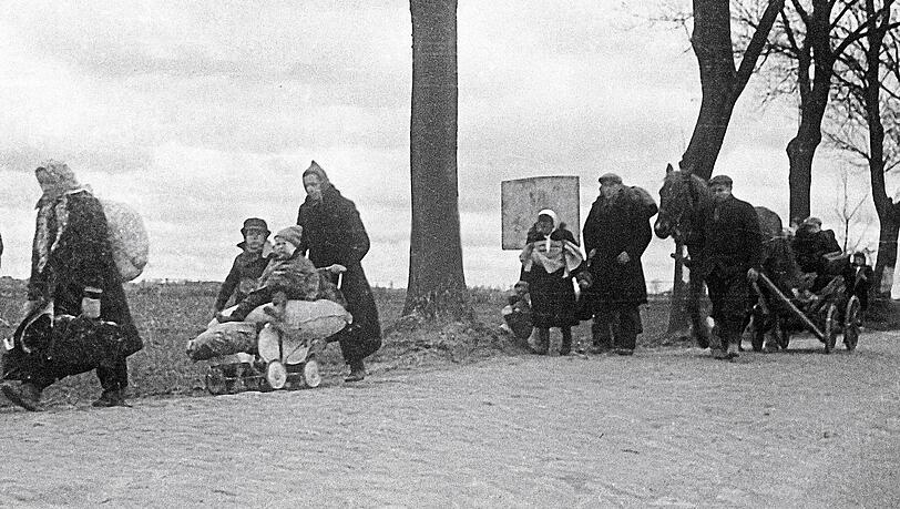 Mit Kind, Kegel, Pferd, und Kutsche: So waren Millionen Deutsche aus den Ostgebieten seit Beginn des Winters 1944/45 auf der Flucht vor der Roten Armee, hier: Flüchtlinge auf den Straßen von Ostpreußen in der Region Königsberg 1945. Mit Kind, Kegel, Pferd, und Kutsche: So waren Millionen Deutsche aus den Ostgebieten seit Beginn des Winters 1944/45 auf der Flucht vor der Roten Armee, hier: Flüchtlinge auf den Straßen von Ostpreußen in der Region Königsberg 1945.