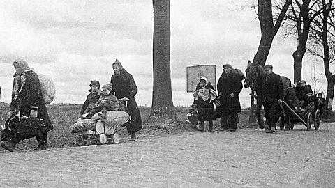 Mit Kind, Kegel, Pferd, und Kutsche: So waren Millionen Deutsche aus den Ostgebieten seit Beginn des Winters 1944/45 auf der Flucht vor der Roten Armee, hier: Flüchtlinge auf den Straßen von Ostpreußen in der Region Königsberg 1945.