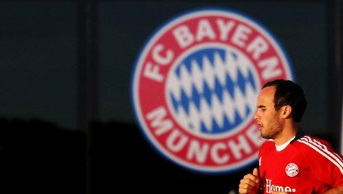 Landon Donovan, das Zehn-Wochen-Experiment des FC Bayern, er scheint bereits bestens angekommen Landon Donovan, das Zehn-Wochen-Experiment des FC Bayern, er scheint bereits bestens angekommen