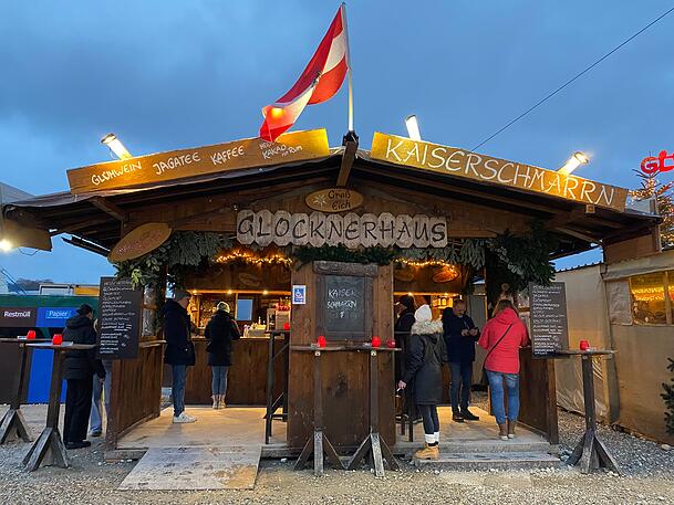 Das Glocknerhaus könnte so auch auf einem Berggipfel stehen. Marius Nausner hat die Hütte in diesem Jahr übernommen. Hier serviert er Kaiserschmarrn vom Feinsten.