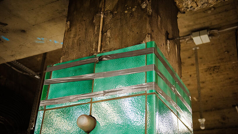 Die alten Fliesen am Goetheplatz werden vor&uuml;bergehend mit Panzertape zusammengehalten.