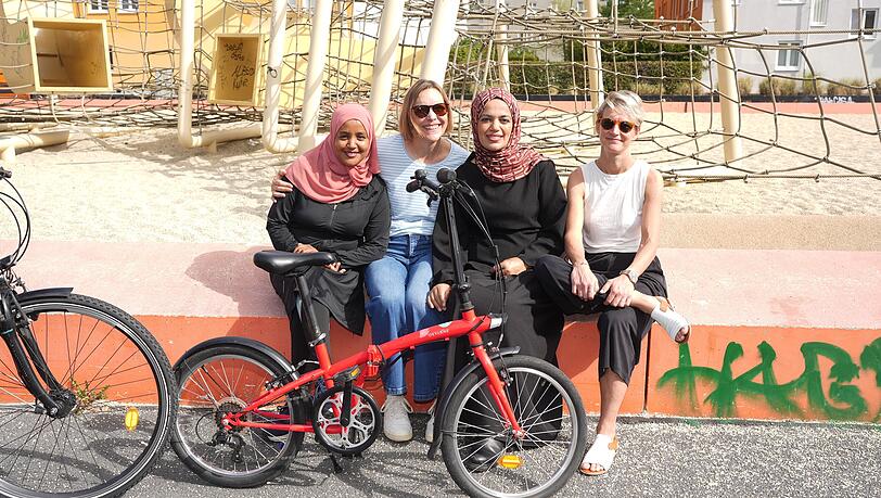 Gute Laune: Rad-Schülerin Jemila (28) mit den ehrenamtlichen Juno-Trainerinnen Heather, Dua’a und Petra – mit dem roten Lern-Rad. Gute Laune: Rad-Schülerin Jemila (28) mit den ehrenamtlichen Juno-Trainerinnen Heather, Dua’a und Petra – mit dem roten Lern-Rad.