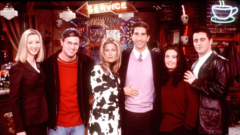 Lisa Kudrow (von links), der 2023 verstorbene Matthew Perry, Jennifer Aniston, David Schwimmer, Courteney Cox Arquette und Matt Leblanc waren die Gesichter der Sitcom "Friends".