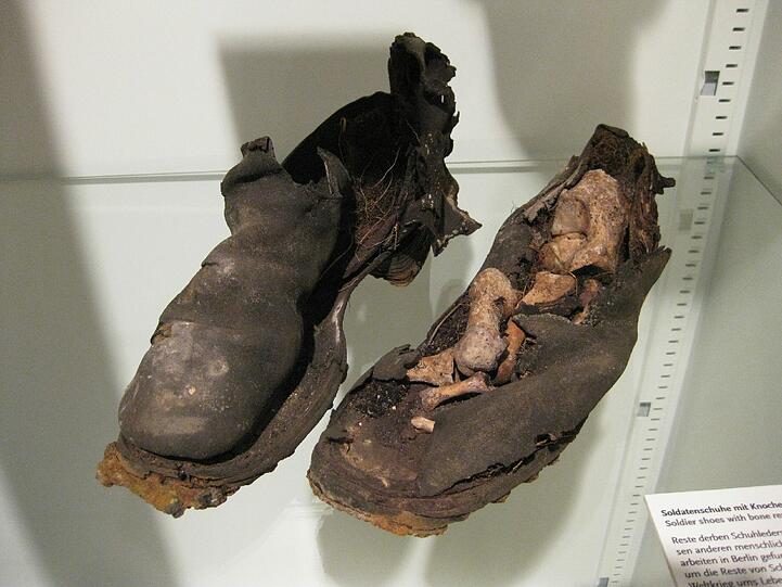 Die Schuhe des toten Soldaten: Sei es das Zugunglück von Eschede, der Tsunami in Japan oder der Schuh mit den Knochen eines toten Soldaten aus dem Zweiten Weltkrieg: Ohne die Rechtsmedizin würden nicht nur unzählige Verbrechen unentdeckt bleiben, viele Tote könnten auch nicht identifiziert werden. 
Als absolut zuverlässig gelten der Abgleich des Zahnstatus, des DNA-Profils sowie der Fingerabdrücke. Wenn Vergleichsmaterial fehlt, kann in Einzelfällen auch eine aufwändige Gesichtsrekonstruktion den entscheidenden Hinweis liefern. 
Voraussetzung für alle Methoden: Es muss einen Hinweis auf die Leiche geben, also eine Vermisstenanzeige.