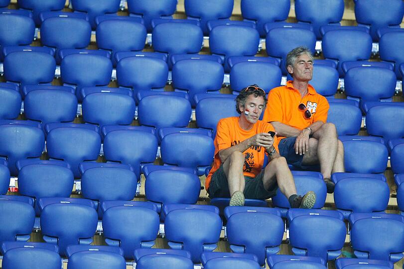Miese Laune in orange: Bei den Holland-Anhängern ist nach dem fulminanten Sieg der DFB-Elf die Stimmung am Boden. Die Bilder