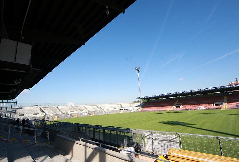 Der Rollrasen wächst an, die Heizung darunter ist installiert, im Juli 2013 soll das alte Grünwalder Stadion dann ein "neues Schmuckstück für alle Fußballfans" sein. Die Bilder vom Baustellenrundgang