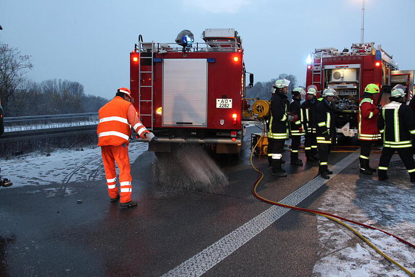 Schwerer Unfall auf dr A94 bei Töging: Ein Lkw ist ein Unfall-Auto gerast. Ein Mensch kam bei dem Crash ums Leben. Die Bilder.