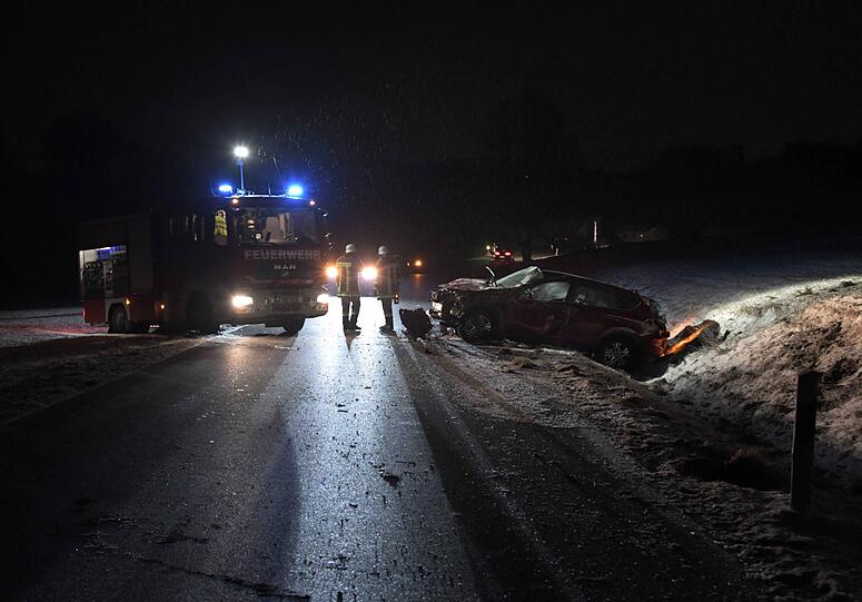 Ein Mann ist am Donnerstagabend in Stetten (Landkreis Mühldorf) mit seinem Auto von der Straße abgekommen. Der Wagen war nach dem Unfall schrottreif.