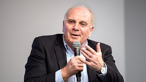 Bayern-Präsident Uli Hoeneß kündigt einen großen Umbruch bei den Münchnern an.