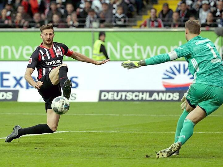 David Abraham (l) sorgte mit seinem Tor zum 3:1 für die Vorentscheidung beim Sieg über die Bayern.