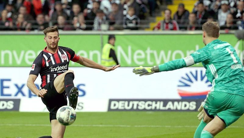David Abraham (l) sorgte mit seinem Tor zum 3:1 für die Vorentscheidung beim Sieg über die Bayern.
