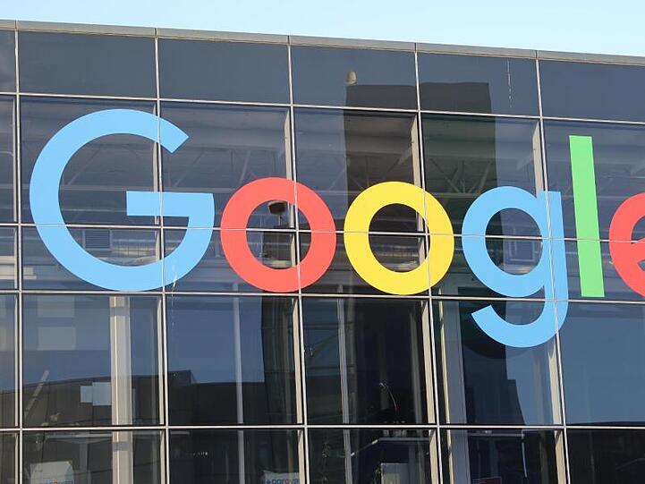 Das Logo von Google an der Fassade des Hauptsitzes des Mutterkonzerns Alphabet Inc. Foto: Christoph Dernbach