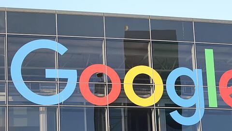 Das Logo von Google an der Fassade des Hauptsitzes des Mutterkonzerns Alphabet Inc. Foto: Christoph Dernbach