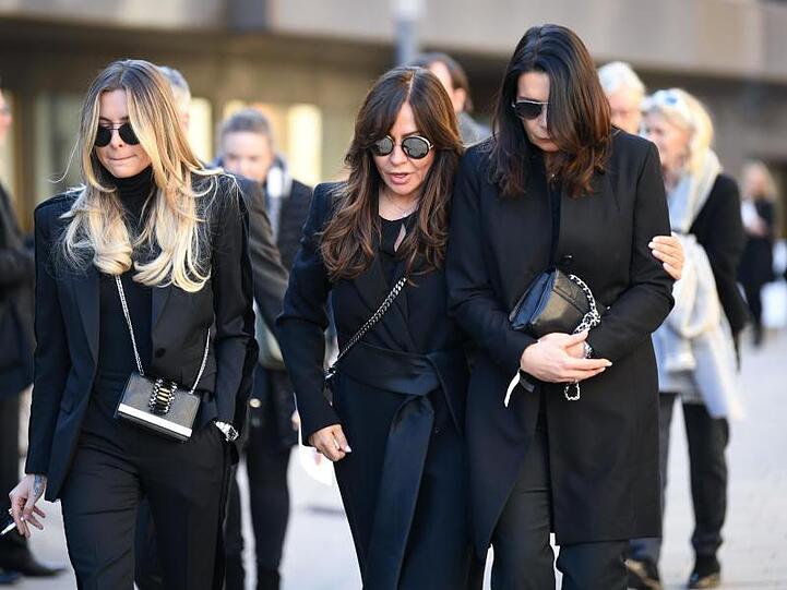 Sophia Thomalla (l-r), Mutter und Ex-Assauer Lebensgefährtin Simone Thomalla und Assauer-Tocher Katy Assauer kommen von der Trauerfeier.