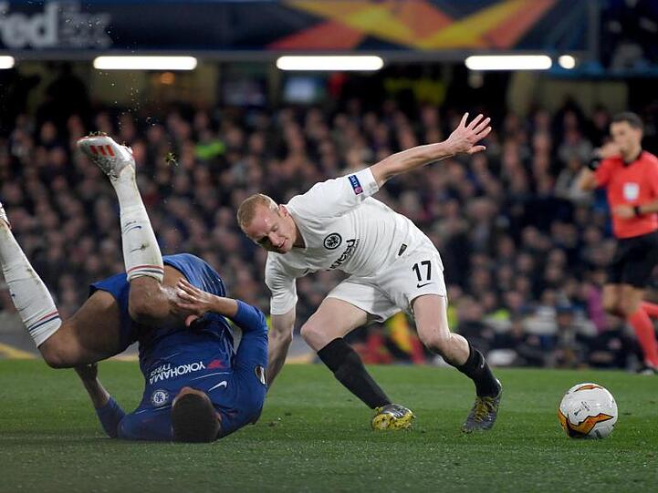 Sebastian Rode (r) trennt Chelsea-Torschütze Loftus-Cheek unsanft vom Ball.