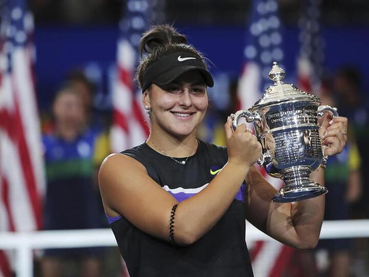 Bianca Andreescu präsentiert stolz die US-Open-Trophäe.