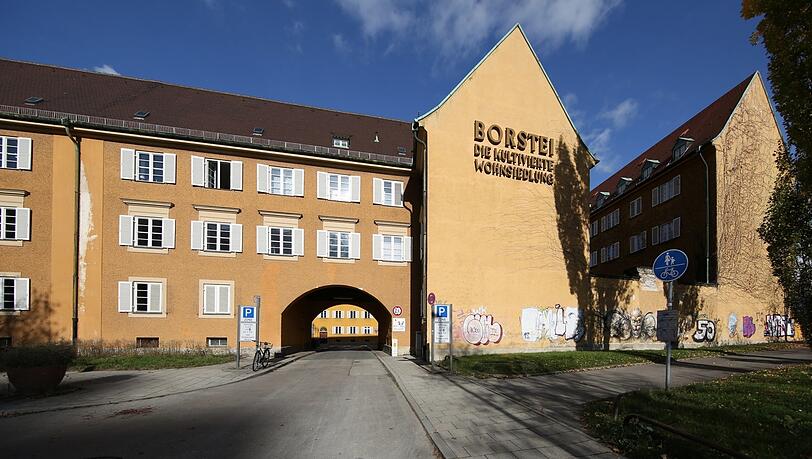 Stille in der Borstei - hier in einer der sieben Höfe der Wohnanlage aus den 20er Jahren. Stille in der Borstei - hier in einer der sieben Höfe der Wohnanlage aus den 20er Jahren.