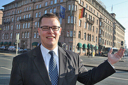 Manager Georg Bailer vor dem Le Meridien Grand Hotel, das jetzt nach Moschus riecht und Fotografien internationaler Künstler zeigt.