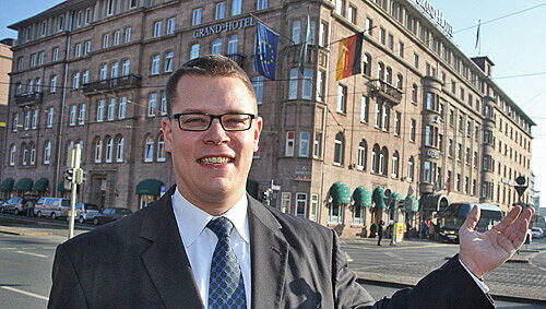 Manager Georg Bailer vor dem Le Meridien Grand Hotel, das jetzt nach Moschus riecht und Fotografien internationaler Künstler zeigt. Manager Georg Bailer vor dem Le Meridien Grand Hotel, das jetzt nach Moschus riecht und Fotografien internationaler Künstler zeigt.