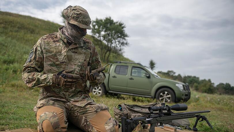 Ukrainischer Scharfschütze bei einem  Training außerhalb von Kiew.