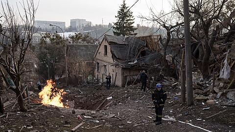 Rettungskräfte treffen an Silvester in einem Wohngebiet in Kiew ein, das nach ukrainischen Angaben bei einem russischen Angriff getroffen wurde.
