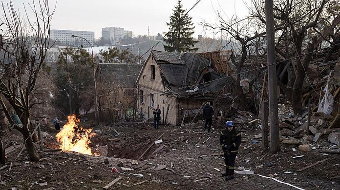 Rettungskräfte treffen an Silvester in einem Wohngebiet in Kiew ein, das nach ukrainischen Angaben bei einem russischen Angriff getroffen wurde.