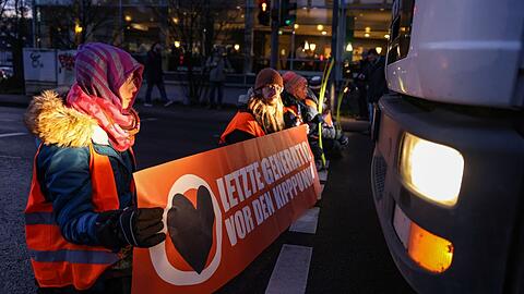 Frontstellung: Aktivisten der Letzten Generation gegen einen Lkw. Hilft das dem Klima? Nicht wirklich, sagt Reinhard Schneider.