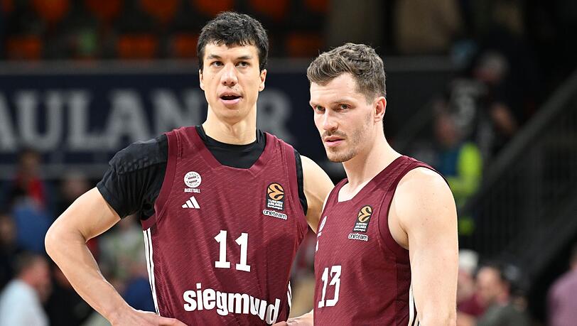 Münchens Vladimir Lucic (l) und Andreas Obst stehen enttäuscht am Spielfeld.