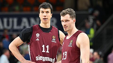 Münchens Vladimir Lucic (l) und Andreas Obst stehen enttäuscht am Spielfeld.