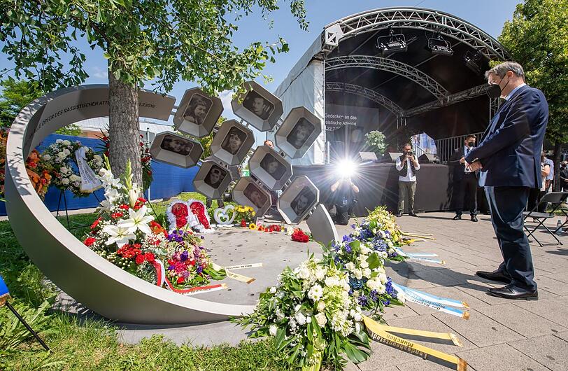 Ministerpr&auml;sident Markus S&ouml;der (CSU) steht am f&uuml;nften Jahrestag des Terroranschlags am OEZ vor dem Denkmal.