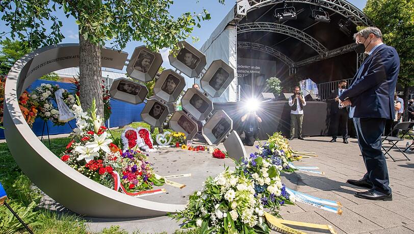 Ministerpräsident Markus Söder (CSU) steht am fünften Jahrestag des Terroranschlags am OEZ vor dem Denkmal. Ministerpräsident Markus Söder (CSU) steht am fünften Jahrestag des Terroranschlags am OEZ vor dem Denkmal.