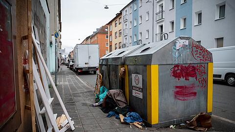 Viele St&auml;dte haben damit zu k&auml;mpfen, dass manche Menschen Sperrm&uuml;ll, Altkleider und anderen Unrat einfach neben Glascontainern abstellen.