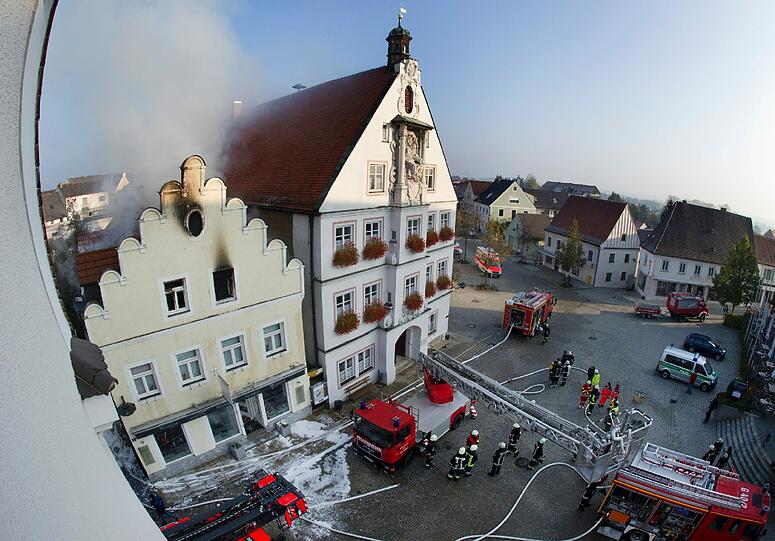Brand in einem Mehrfamilienhaus in Geisenfeld: Die Bilder