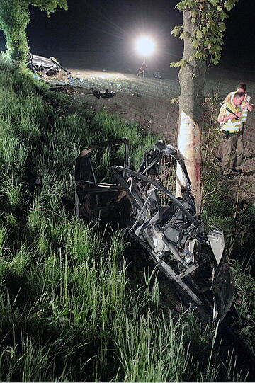 Heftiger Unfall bei Passau: Eine Frau ist von der Straße abgekommen und gegen einen Baum geprallt. Dabei kam ihr Beifahrer ums Leben. Die 26-Jährige selbst wurde nur leicht verletzt. Die Bilder.