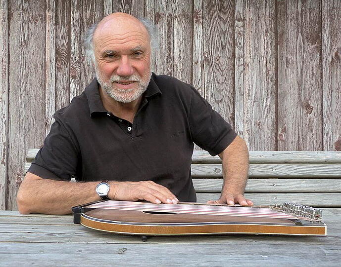 Otto Göttler lädt zum Musizieren ein.