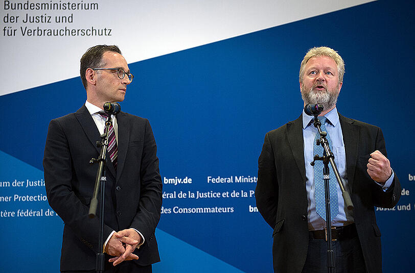 Richard Allen (r), Manager of Policy bei Facebook Europe, und Bundesjustizminister Heiko Maas diskutierten am Montag über Hasskommentare im Netz.