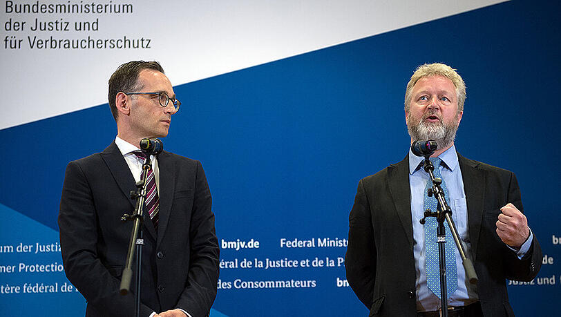 Richard Allen (r), Manager of Policy bei Facebook Europe, und Bundesjustizminister Heiko Maas diskutierten am Montag über Hasskommentare im Netz. Richard Allen (r), Manager of Policy bei Facebook Europe, und Bundesjustizminister Heiko Maas diskutierten am Montag über Hasskommentare im Netz.