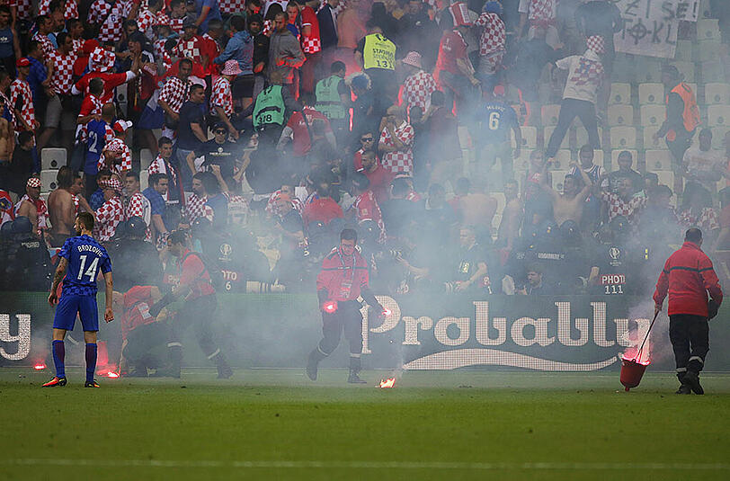 Kroatische "Fans" sind beim Spiel gegen Tschechien völlig ausgerastet. Die Bilder.