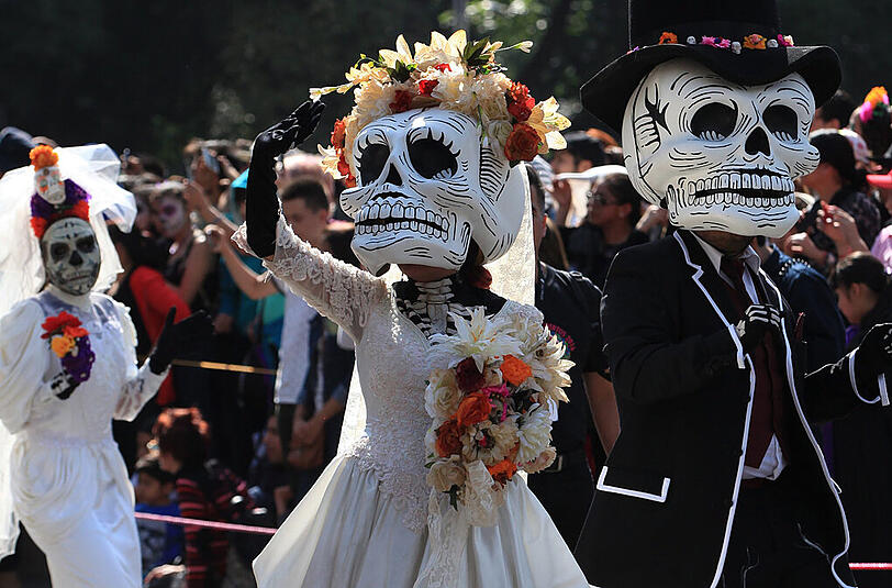 Der "Día de los Muertos" wird in Mexiko-Stadt in diesem Jahr erstmals auch als Parade gefeiert. Die Bilder vom Umzug nach Vorbild des James-Bond-Films "Spectre".